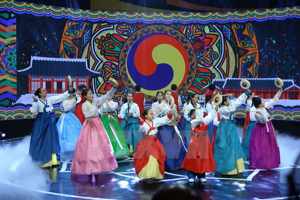 Ils y ont présenté des arts folkloriques originaux de leur pays.