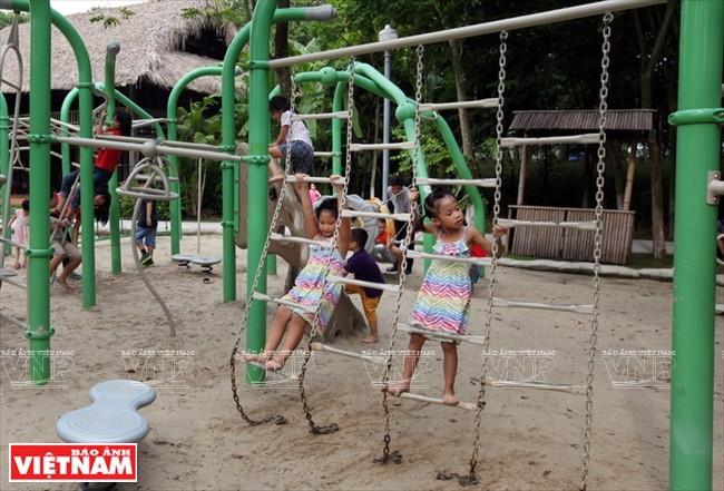 Zone de jeux et d'installations pour enfants.