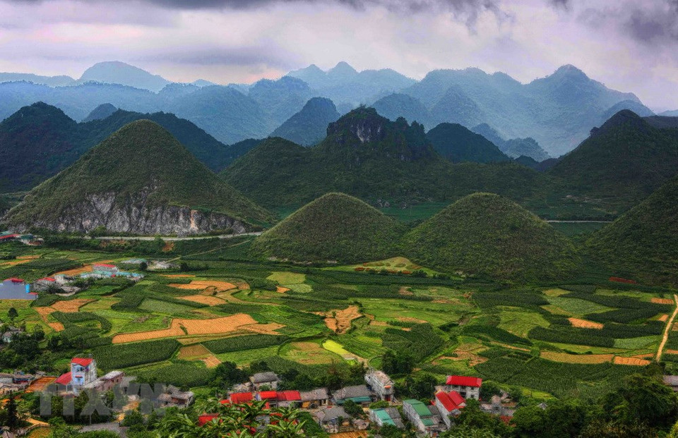 Les montagnes jumelles de Quan Ba.