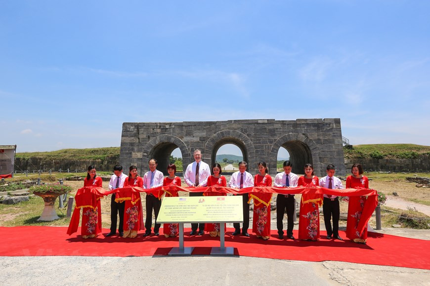 Le même jour, l’ambassadeur américain ont assisté à la cérémonie de lancement du projet de restauration de la porte du Sud de la citadelle de la dynastie des Hô, à Thanh Hoa. 
