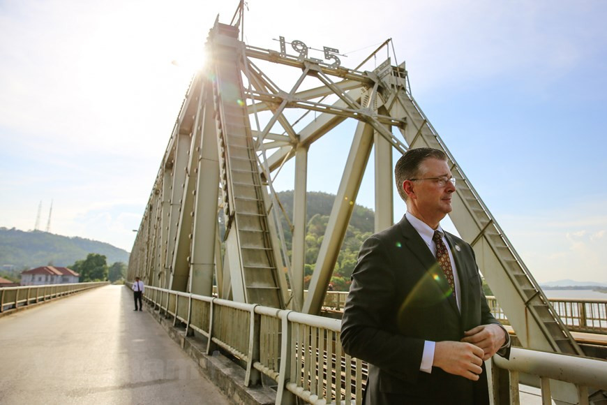 Des vétérans vietnamiens et américains viennent ici dans un esprit de réconciliation pour regarder vers l'avenir, bâtir un meilleur avenir pour la coopération et le développement des deux pays, a déclaré l’ambassadeur Daniel J. Kritenbrink lors de la rencontre.