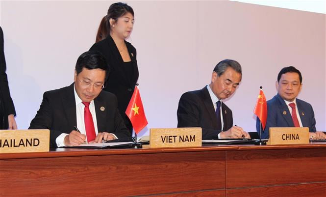 Les ministres des Affaires étrangères de l'ASEAN et de la Chine approuvent officiellement un projet de code de conduite en Mer Orientale (COC) et signent un protocole d'accord sur la construction du centre ASEAN-Chine dans le cadre de leur réunion tenu le 6 août 2017. Photo : VNA
