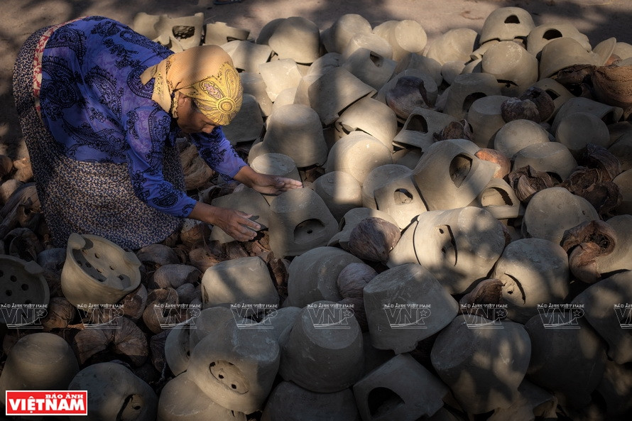 Les produits de poterie de Bau Truc ne sont pas cuites au four mais cuites en plein air par paille et bois 