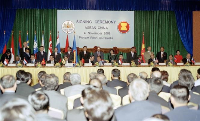 La Déclaration sur la conduite des parties en Mer Orientale (DOC) est signée par les pays membres de l'ASEAN et la Chine à Phnom Penh, au Cambodge dans le cadre du 8e sommet de l'ASEAN, le 4 novembre 2002. Photo: VNA