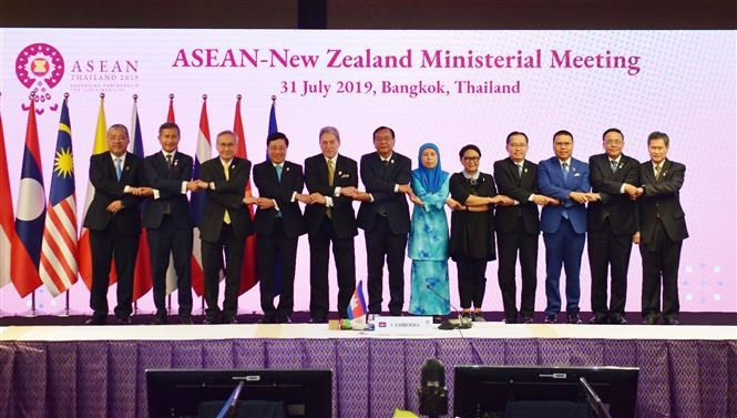 Dans la Déclaration publié le 31 juillet 2019 lors de la 52e réunion des ministres des Affaires étrangères de l'ASEAN (AMM-52), le bloc régional a réaffirmé ses engagements de maintenir et de promouvoir la paix et la stabilité dans la région, de résoudre les différends par des mesures pacifiques, notamment l'adhésion à des protocoles juridiques et diplomatiques conformes au droit international, telles que la Convention des Nations Unies sur le droit de la mer de 1982 (UNCLOS). Photo: VNA