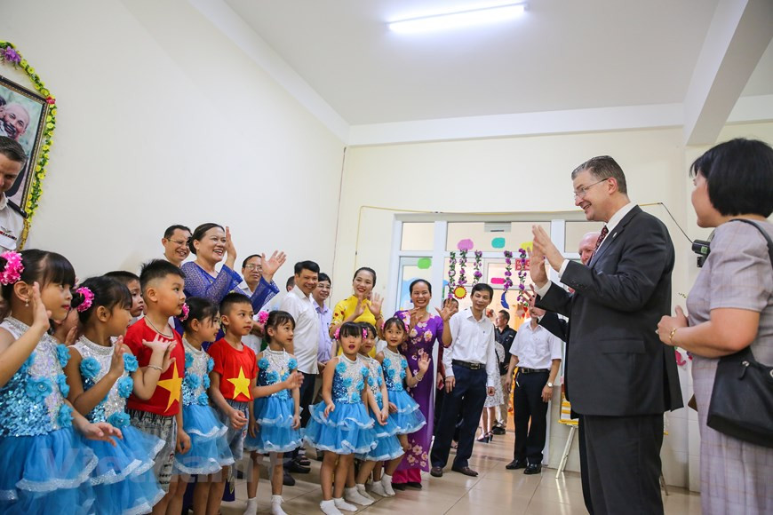 L’ambassadeur Daniel J. Kritenbrink a visité l’école maternelle Quang Trung, dans le district de Quang Xuong, province de Thanh Hoa.