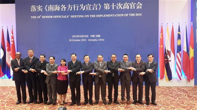 Le vice-ministre vietnamien des Affaires étrangères, Le Hoai Trung (1er de droite) à la 10e réunion des hauts fonctionnaires de l'ASEAN et de la Chine sur la mise en œuvre de la DOC à Chengdu, en Chine, du 19 au 21 octobre 2015. Photo: VNA