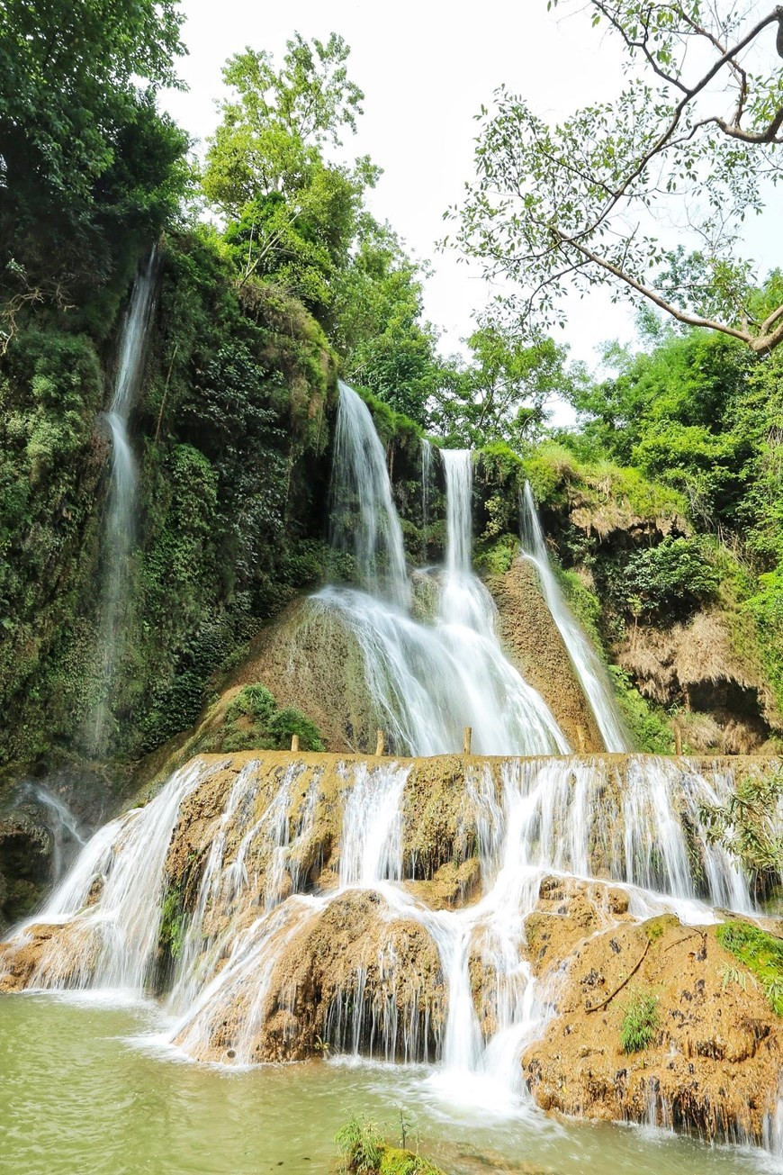 La cascade Dai Yem a l'air la plus magnifique pendant la saison des pluies d'avril à septembre chaque année, lorsque la chute de 70 mètres de large jaillit sur sa pente, d'un blanc éclatant et incroyablement dramatique et poétique.