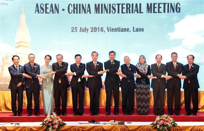 La réunion des ministres des Affaires étrangères de l'ASEAN et de la Chine au Laos a adopté le 25 juillet 2016 une déclaration commune sur la mise en œuvre intégrale et effective de la Déclaration sur la conduite des parties en Mer Orientale. Photo: VNA