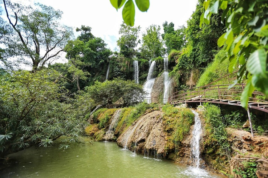 Les deux branches sont situées à environ 200 mètres l'une de l'autre. Entre les deux branches se trouve un terrain plat, propice aux photos pour les visiteurs.