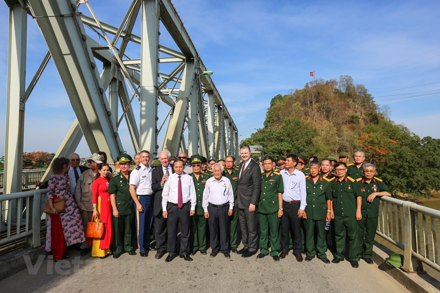 Durant la résistance anti-américaine, le pont Ham Rông était un lieu stratégique. En 1972, les États-Unis ont utilisé une bombe intelligente guidée par laser pour le détruire.