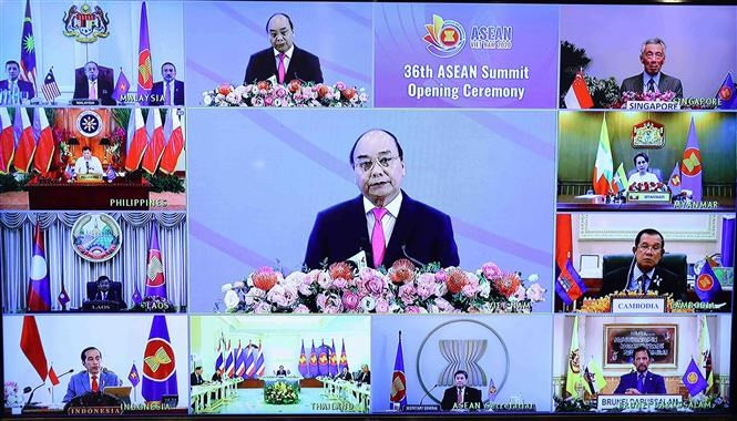 Lors du 36e Sommet de l'ASEAN, le Premier ministre Nguyen Xuan Phuc, président de l'ASEAN 2020, a souligné que toutes les parties devaient être responsables, respecter le droit international, en particulier la CNUDM 1982, résoudre les différends par des mesures pacifiques et conformément au droit international. Photo: VNA