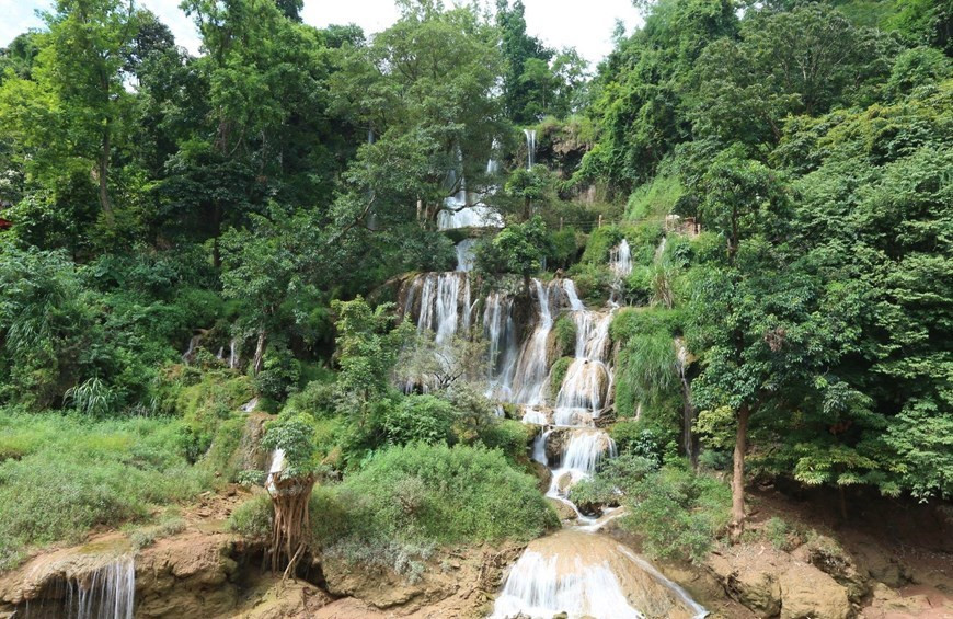 La cascade de Dai Yem, également connue sous le nom de Nang ou Ban Vat, est située dans la commune de Muong Sang, district de Moc Chau, dans la province septentrionale de Son La.
