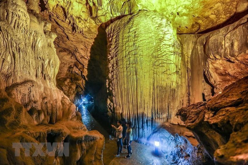 Grotte Nguom Ngao, une des plus belles grottes du Vietnam (hameau de Gun, commune de Dàm Thuy, district de Trùng Khanh). Photo: VNA