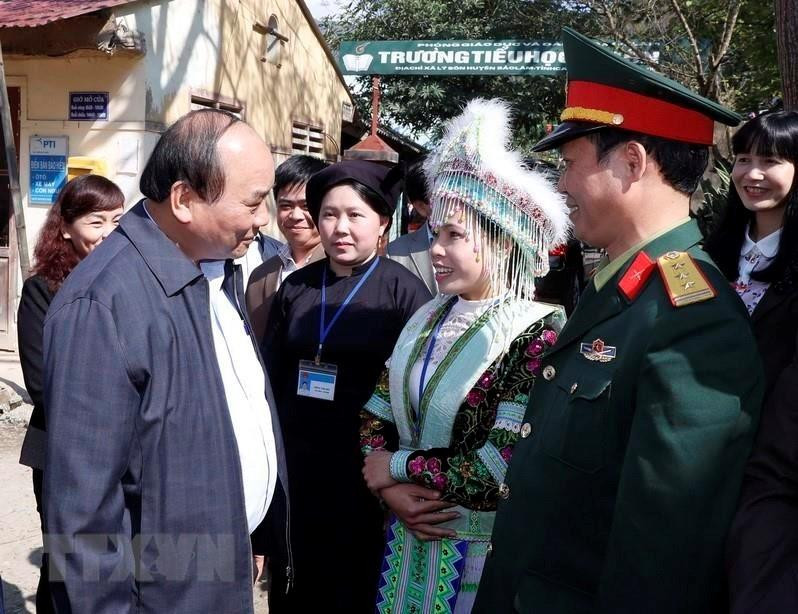 Le Premier ministre Nguyên Xuân Phuc et des habitants de la commune de Ly Bôn, district de Bao Lâm, le 18 janvier 2017. Photo: VNA