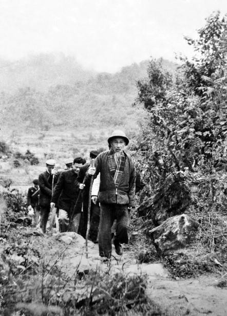Le Président Hô Chi Minh en route pour visiter Pac Bo, district de Ha Quang, province de Cao Bang, le 20 février 1961. Photo: VNA
