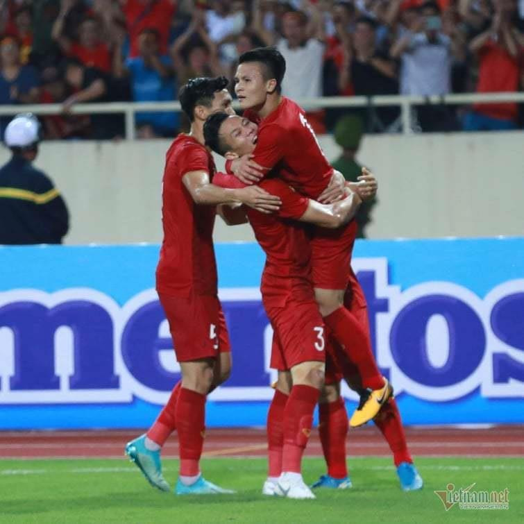 La joie de Quang Hai, Van Hâu et Ngoc Hai. Photo: vietnamnet.vn