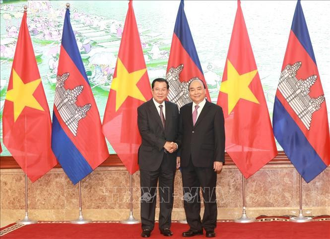 Le Premier ministre Nguyên Xuân Phuc (droite) et son homologue cambodgien Samdech Techo Hun Sen. Photo: VNA