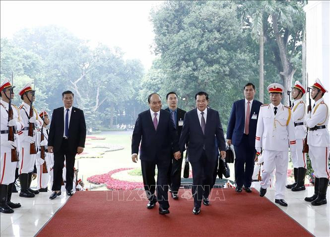 Le Premier ministre Nguyên Xuân Phuc et son homologue cambodgien Samdech Techo Hun Sen au siège du Bureau du gouvernement à Hanoi. Photo: VNA