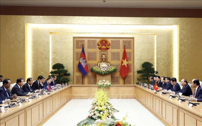 L'entretien entre les deux Premiers ministres du Vietnam et du Cambodge le 4 octobre à Hanoi. Photo: VNA