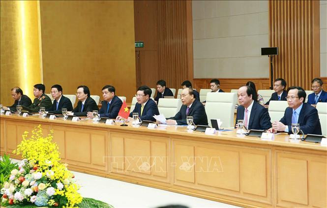 La délégation vietnamienne conduite par le Premier ministre Nguyên Xuân Phuc, lors de l'entretien le 4 octobre à Hanoi. Photo: VNA