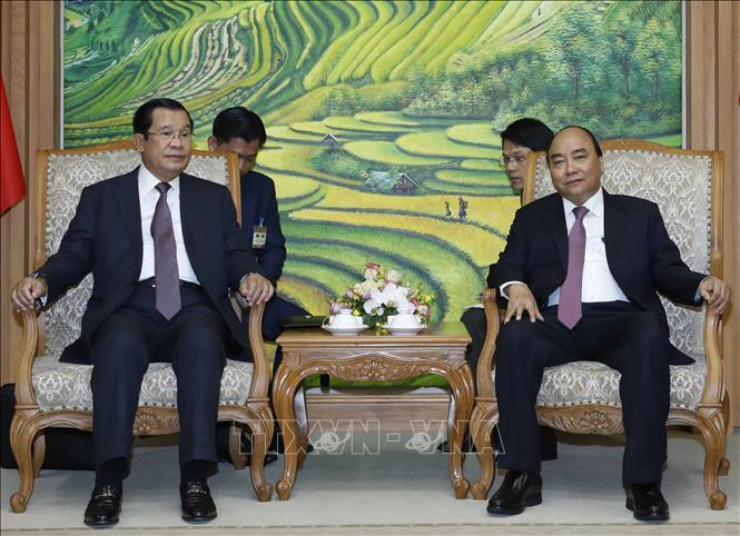 Le Premier ministre Nguyên Xuân Phuc (à droite) rencontre ce vendredi 4 octobre à Hanoi son homologue cambodgien Samdech Techo Hun Sen. Photo: VNA 