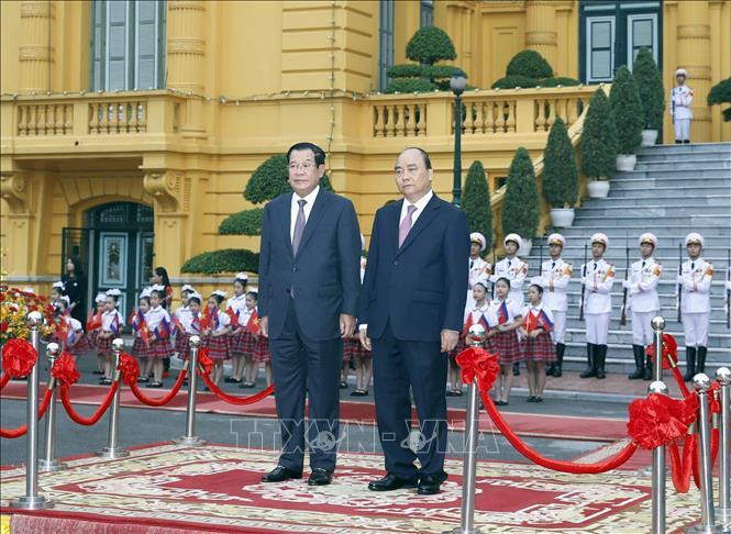 Les deux Premiers ministres du Vietnam et du Cambodge lors de la cérémonie d'accueil. Photo: VNA