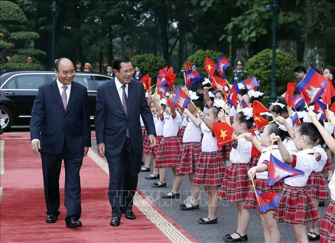 Le Premier ministre Nguyên Xuân Phuc accueille son homologue cambodgien Samdech Techo Hun Sen. Photo: VNA