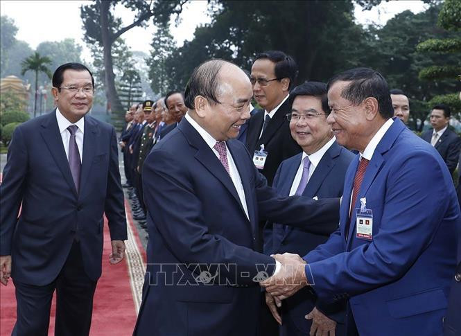 Le Premier ministre Nguyên Xuân Phuc et des membres de la haute délégation du gouvernement cambodgien. Photo: VNA