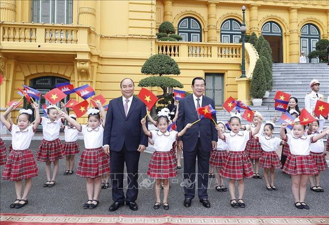Le Premier ministre Nguyên Xuân Phuc et son homologue cambodgien Samdech Techo Hun Sen, et des enfants de Hanoi. Photo: VNA 