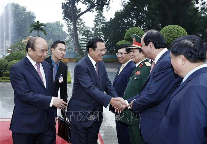 Le Premier ministre Nguyên Xuân Phuc présente à son homologue cambodgien des membres de la délégation du gouvernement vietnamien. Photo: VNA