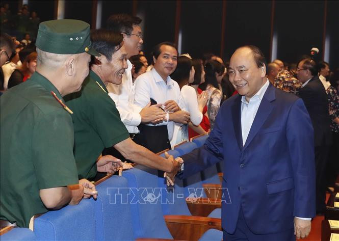 Le Premier ministre Nguyên Xuân Phuc et des délégués participant au programme. Photo: VNA