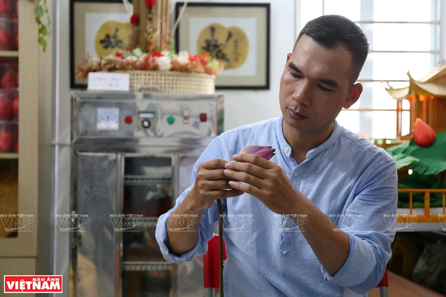 Grâce à sa passion et à son talent, Dung crée des fleurs éternelles. Photo: Vietnam Illustré