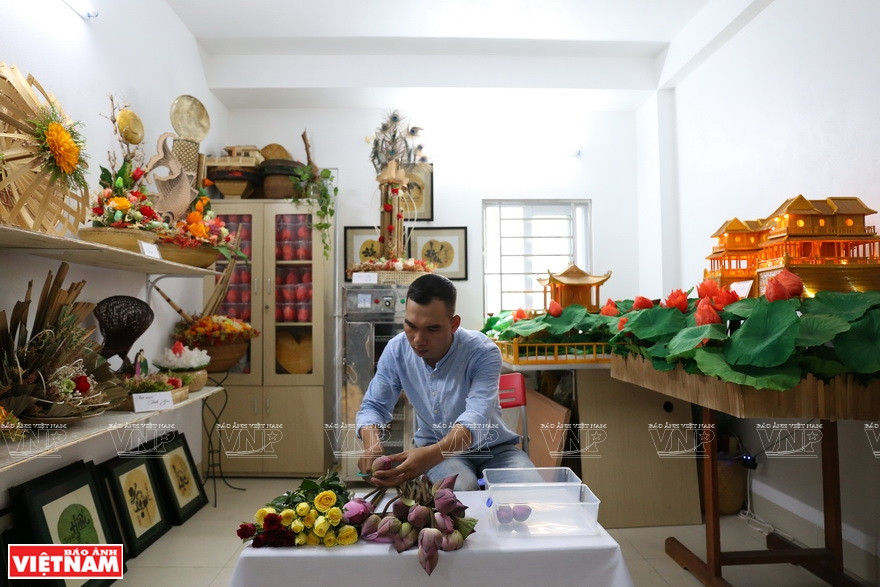 L'espace de travail de Dung où il crée des œuvres d'art est imprégné de la culture populaire vietnamienne. Photo: Vietnam Illustré