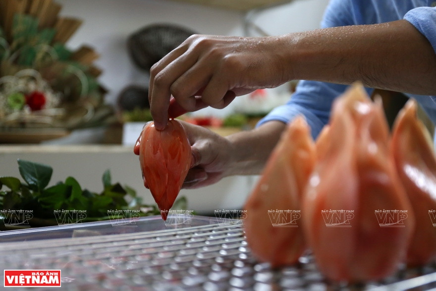 Les fleurs sont ensuite teintées avec des teintures sûres. Photo: Vietnam Illustré