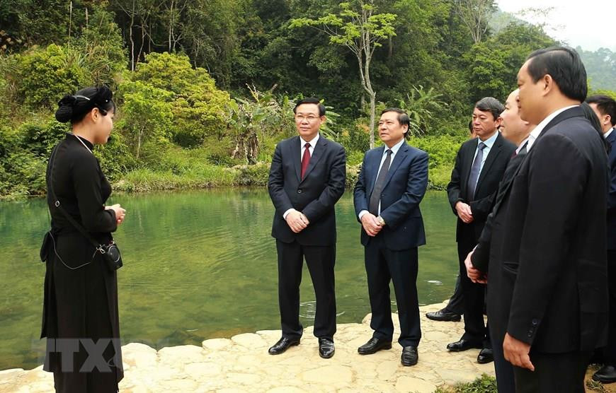 Le vice-Premier ministre Vuong Dinh Huê se rend le 15 mars 2019 au ruisseau Lénine à Pac Bo. Photo: VNA