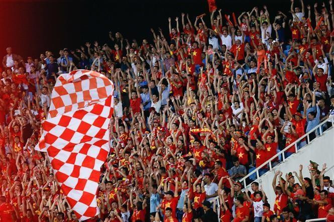 Des fans vietnamiens sur le stade de My Dinh, à Hanoi. Photo: VNA