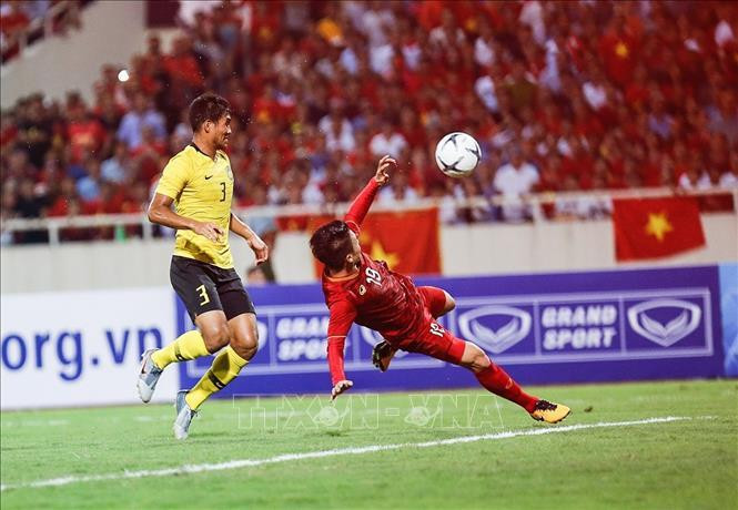 À la 40e minute, le milieu de terrain Nguyên Quang Hai marque le but victorieux pour le onze national après une belle passe du capitaine Quê Ngoc Hai. Photo: VNA