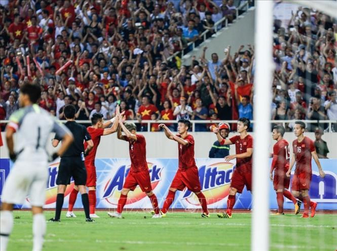 Les joueurs vietnamiens expriment leur joie après le but de Quang Hai. Photo: VNA