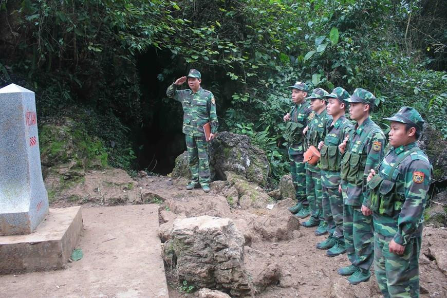Des soldats de la garde-frontière de Cao Bang lors d'une cérémonie pour saluer les bornes nationales. Photo: VNA