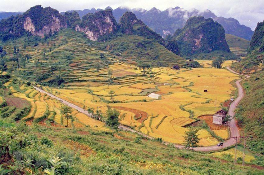 Le col de Ma Phuc, commune de Quôc Toan, district de Tra Linh, est célèbre par les chemins dangereux et par la beauté naturelle. Photo: VNA