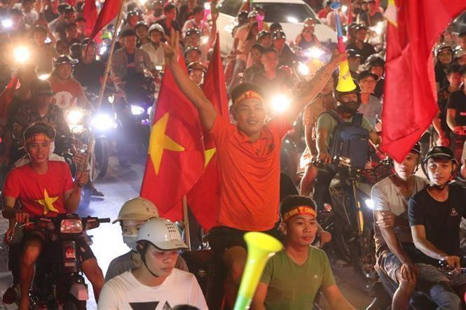 Des milliers de personnes à Hanoi déferlent dans la rue pour encourager l'équipe de football vietnamienne. Photo: VNA