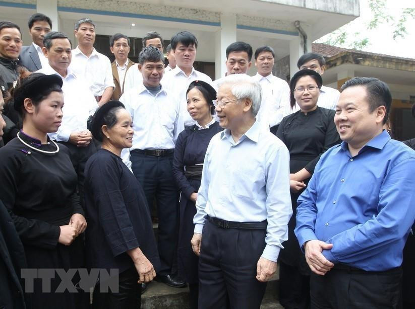 Le secrétaire général du PCV Nguyên Phu Trong et des responsables et des habitants de la commune de Truong Ha, district de Ha Quang, lors de sa visite à Cao Bang, le 23 avril 2015. Photo: VNA