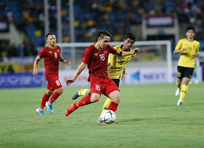 Le milieu de terrain Dô Hung Dung (maillot rouge - N° 16). Photo: VNA