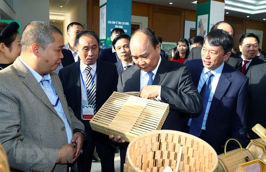 Le Premier ministre Nguyên Xuân Phuc visite les stands, lors de la Conférence de promotion de l'investissement dans la province de Cao Bang, le 25 novembre 2018. Photo: VNA