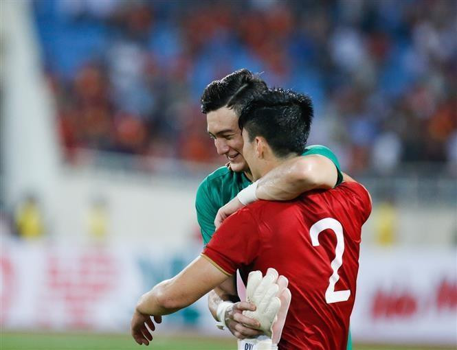 Le gardien de but Van Lâm et le défenseur Dô Duy Manh (N°2). Photo: VNA