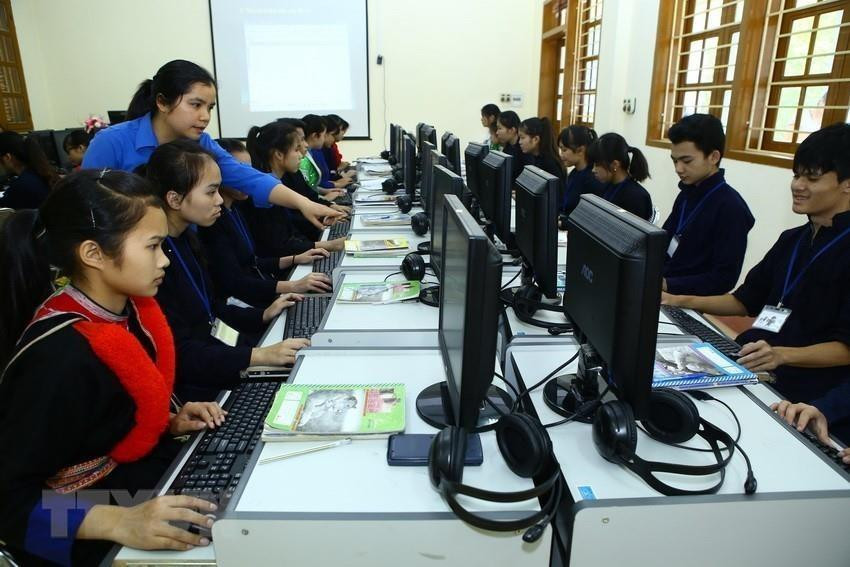 Des élèves provinciaux utilisent Internet pour faire leurs études. Photo: VNA