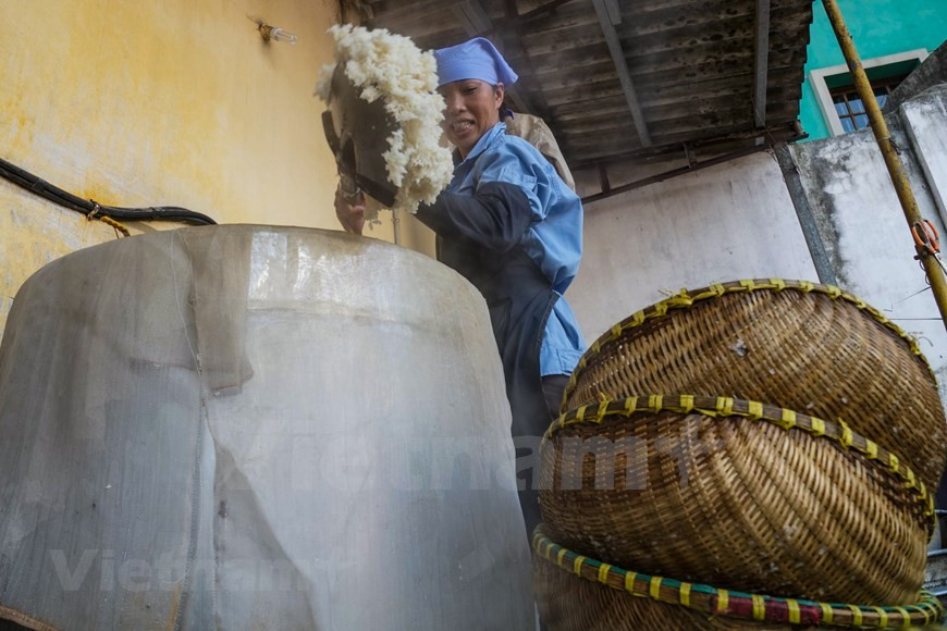 Le riz bouilli est laissé pendant trois jours jusqu'à ce qu'il devienne jaune avec des champignons.