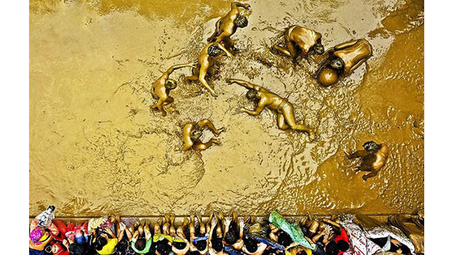 L’œuvre « Lutte des boules de boue à mon village pays».