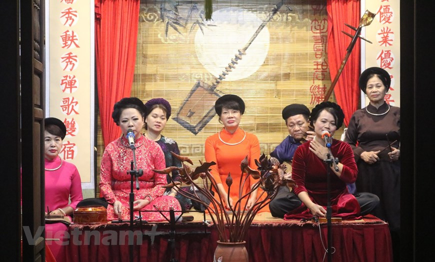 Les représentations régulières ont lieu au club «Bich cau dao quan» tous les samedis soir depuis avril 2018. Photo: Vietnam+